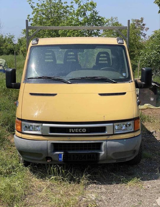 Бордово камион бус Ивеко Дейли под наем Iveco Daily бордови