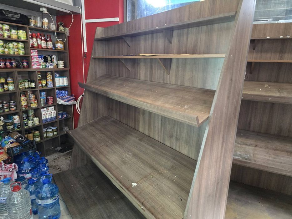 Продавам 2 бр.стелажи.