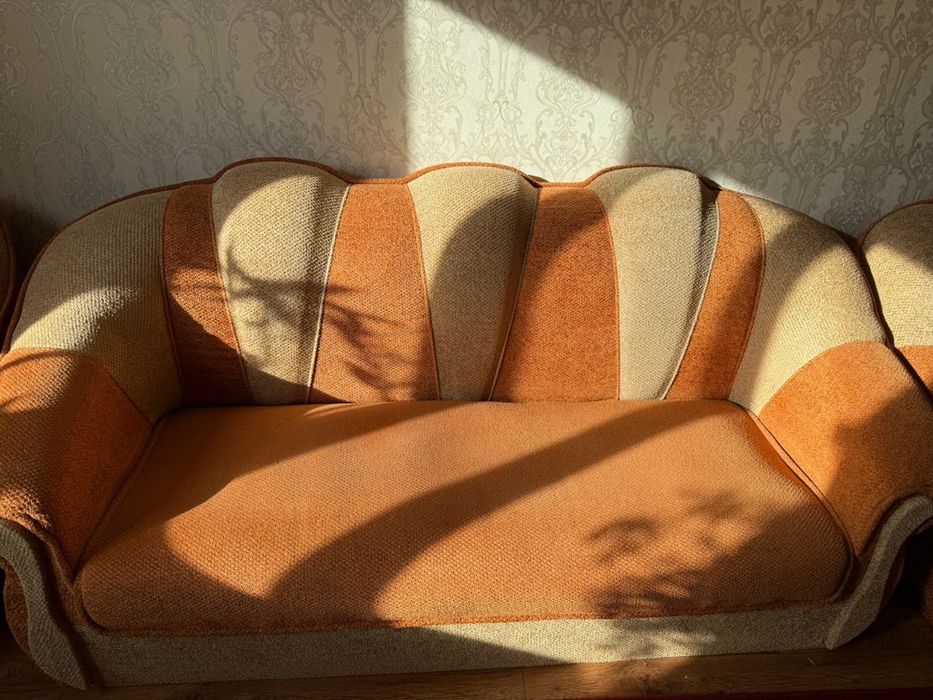 Продам диван с кресломи б/у