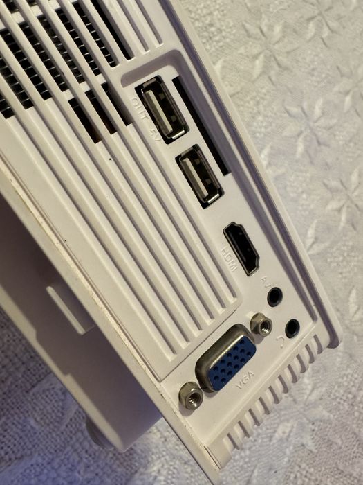 Proiector HD 720p cu HDMI / USB / SD / VGA