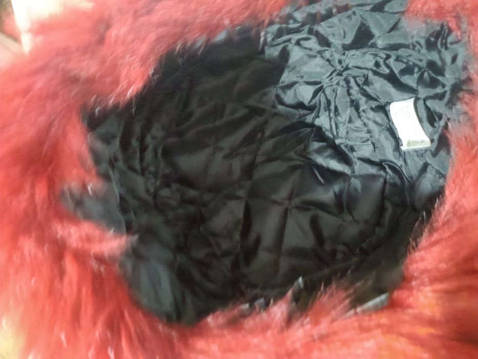 Căciulă imitație blana foarte pufoasa Roșu ș umbre de negru Superbă i