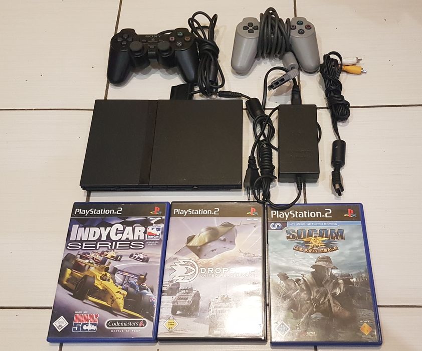 PlayStation 2 Slim с три игри