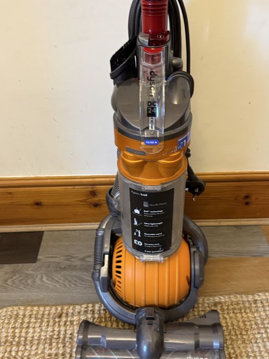 Dyson DC24 Aspirator Cu Perie