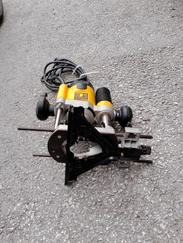 Оберфреза DeWalt DW621