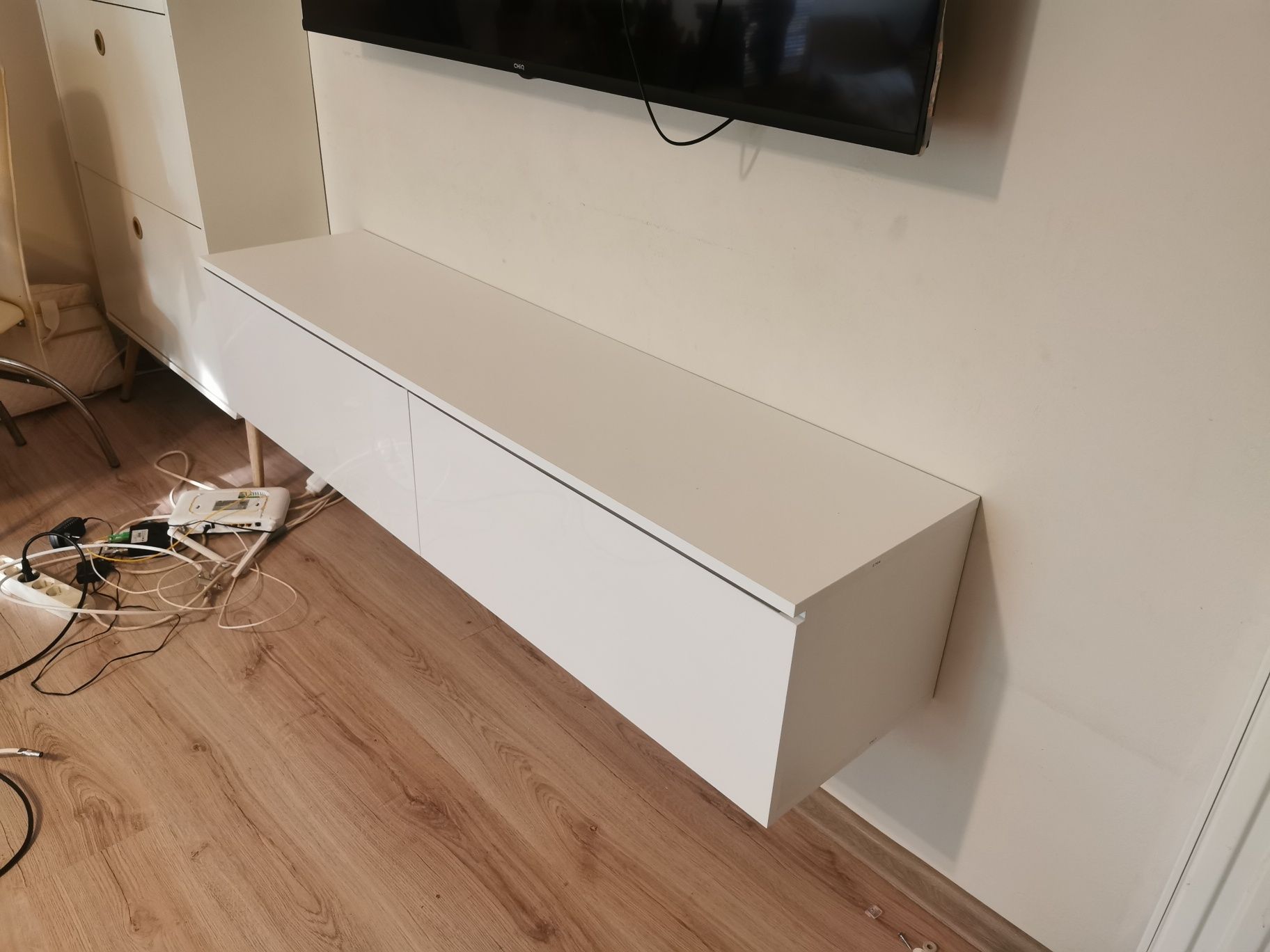 Comodă suspendată cu led