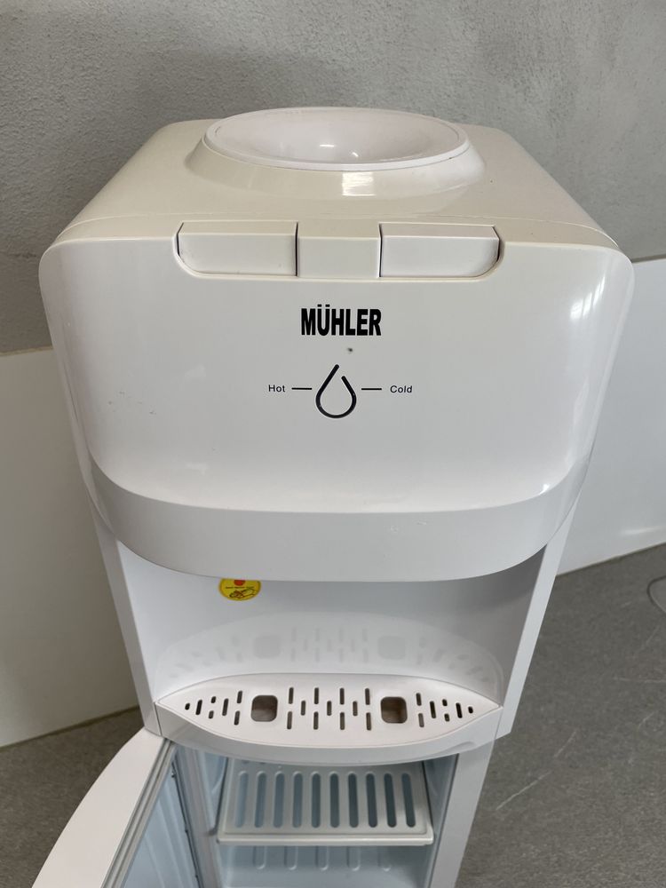 Диспенсър за вода - машина за топла и студена вода