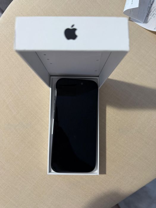 Vand Iphone 16 pro 256 GB impecabil în garanție.