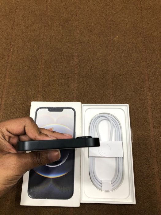 iPhone 16 E Nou cu 100% Bateria