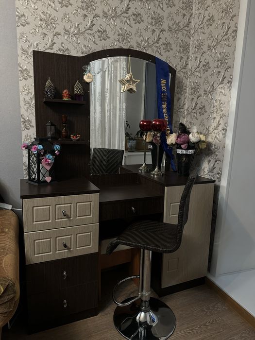 Туалетный столик с зеркалом