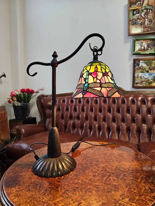 Витрина с метален обков