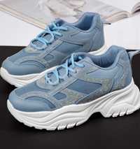 Нови сини спортни обувки с камъни