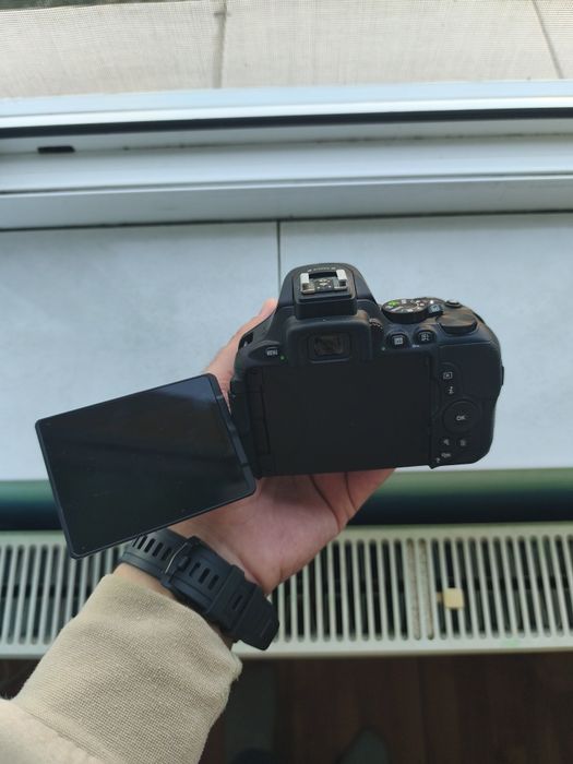 Vând nikon D5600 folosit puțin că nou plus obiective și accesorii