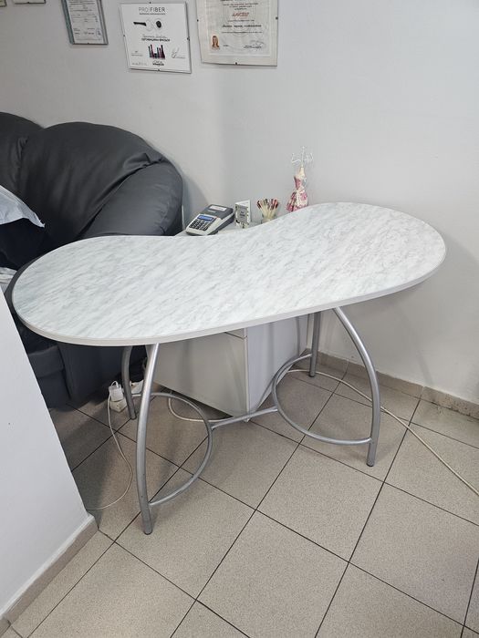 Маса за маникюр в добро състояние