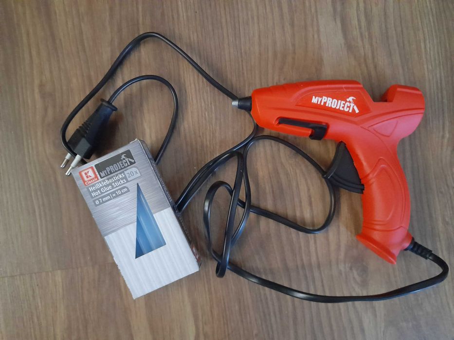 Pistol de lipit si rezerve