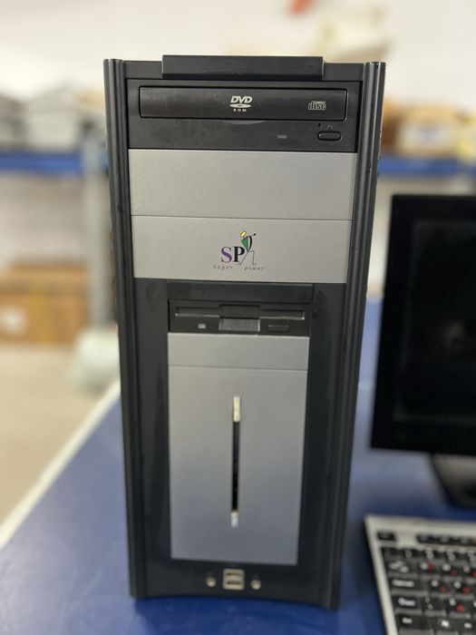 Компютър с монитор и клавиатура