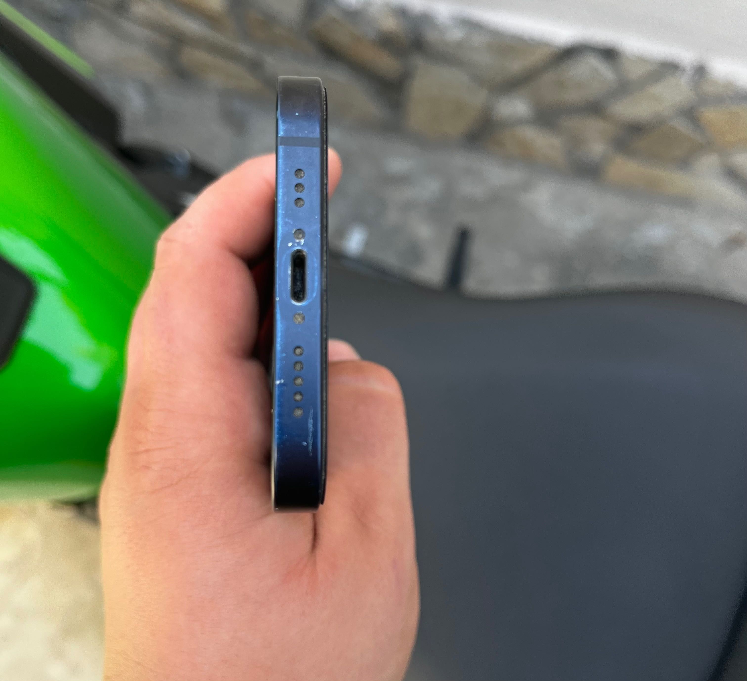 Продавам İPhone 12