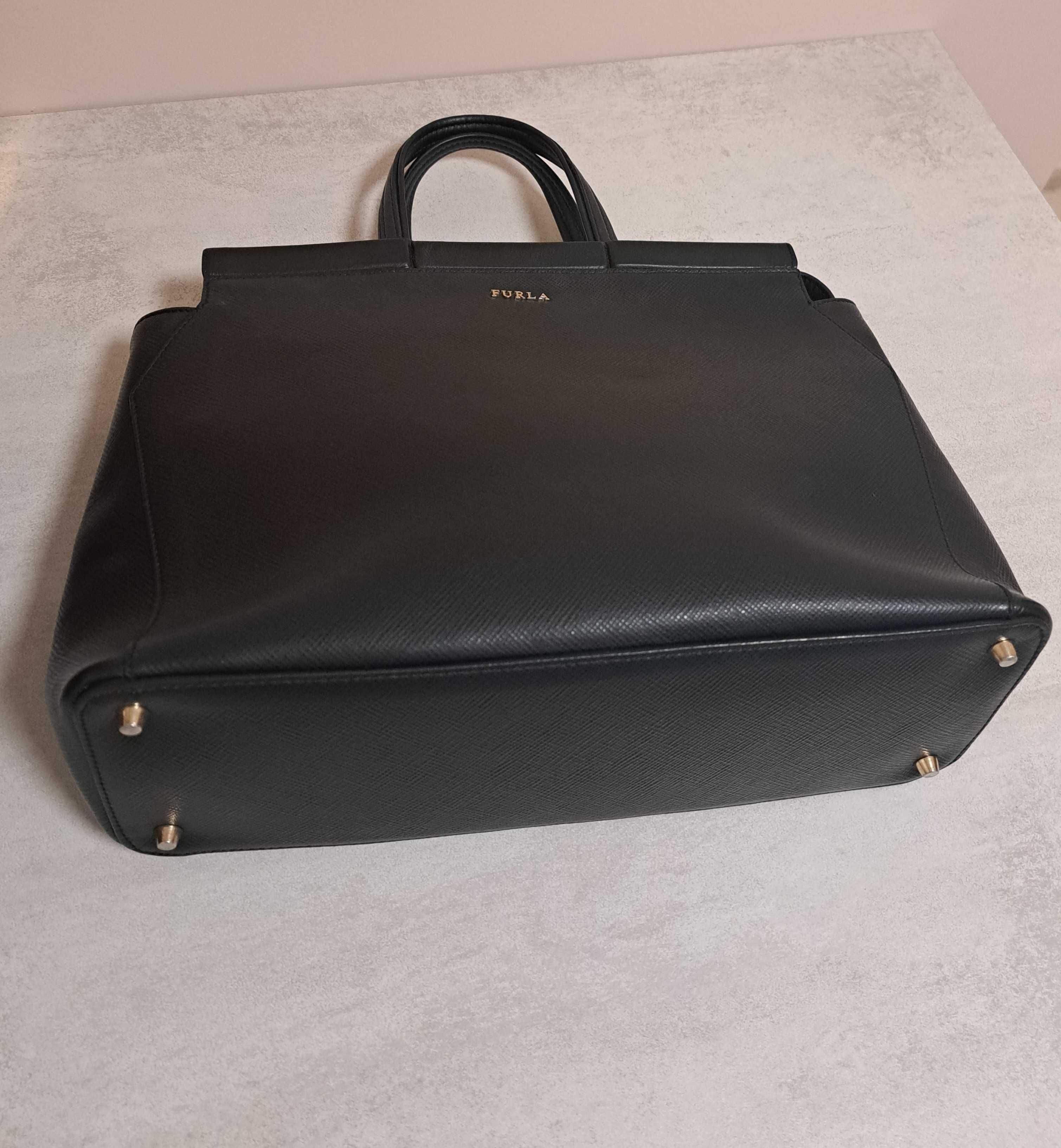 Класическа черна чанта Furla