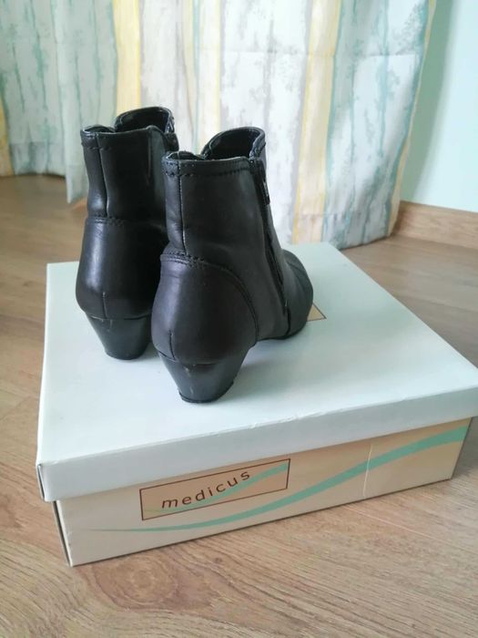 Дамски боти естествена кожа №36, цена 12 лв, черни
