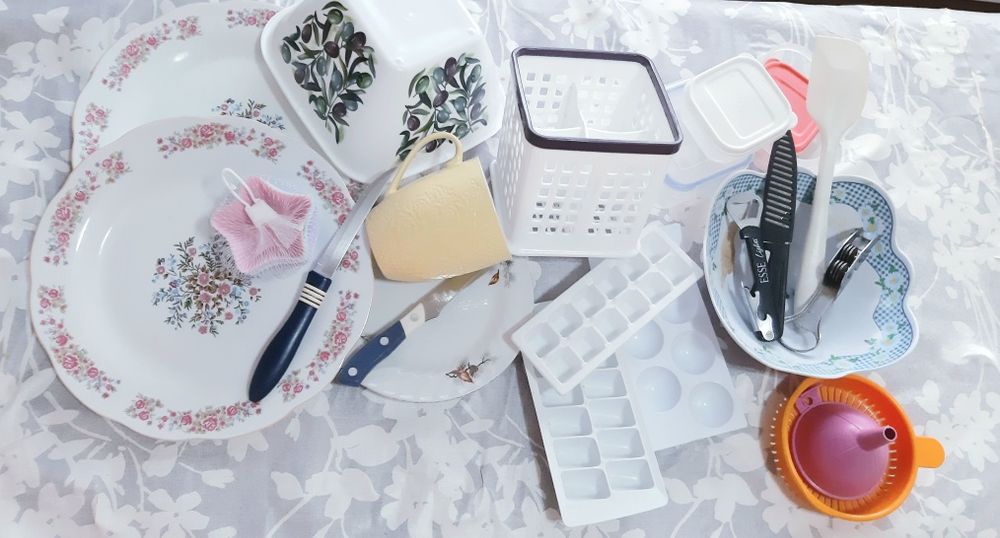 Посуда разная.Чайник тарелки яблокорез кружка.Форма для запекания.