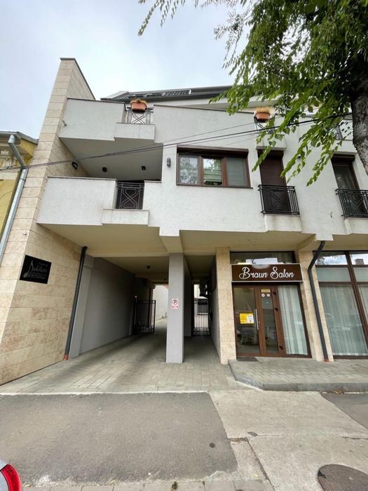 Apartament 3 camere de vânzare