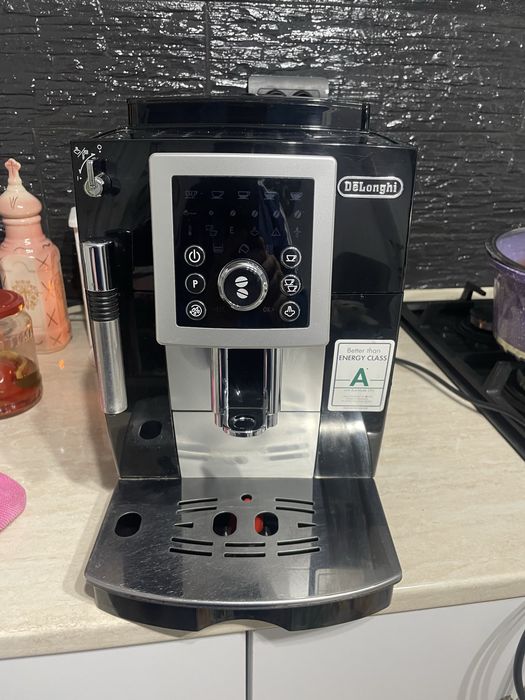 Aparat de cafea cu boabe si macinata deloghi