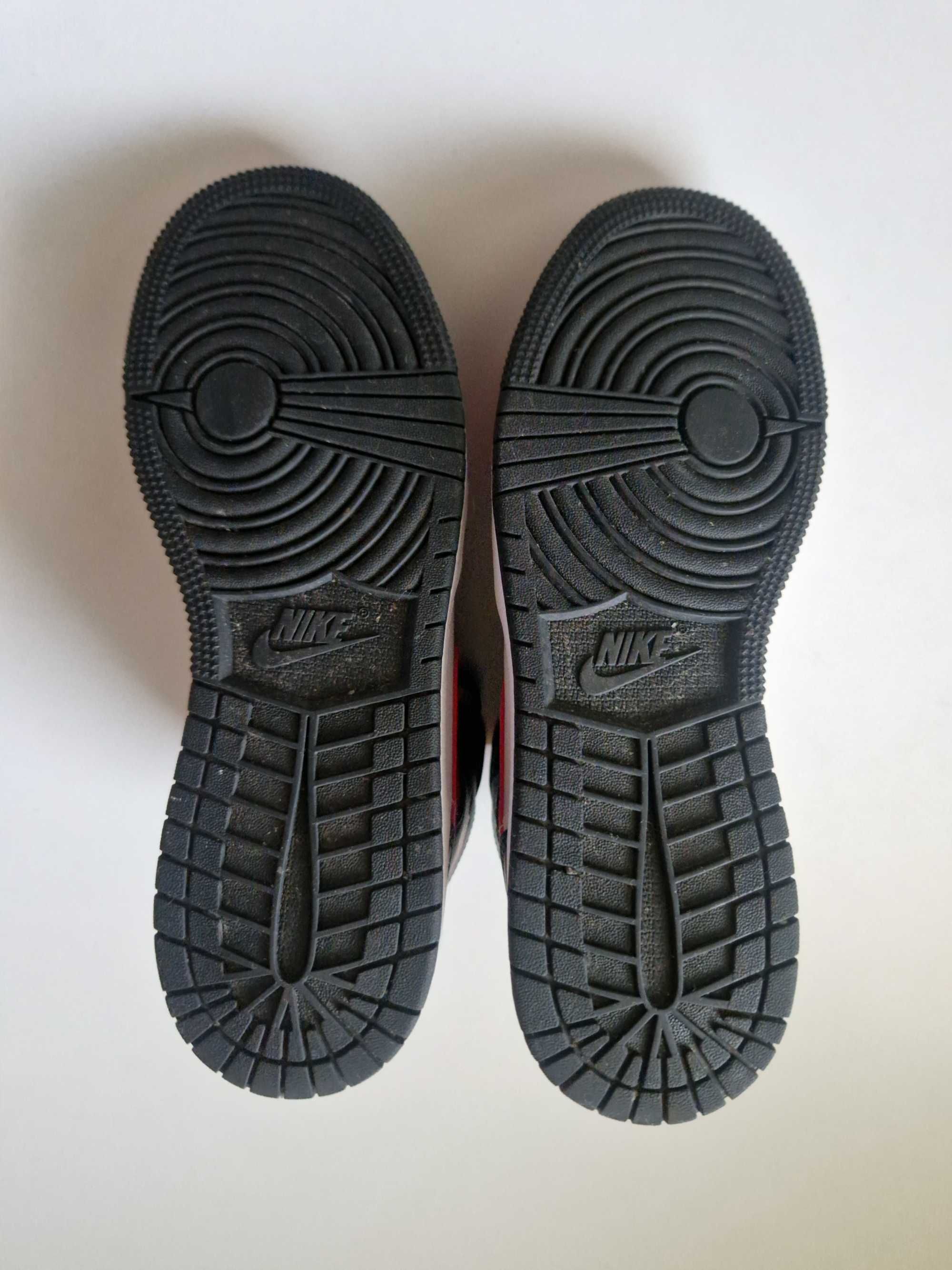 Nike Air Jordan 1 Mid Black Fire Red оригинални кецове