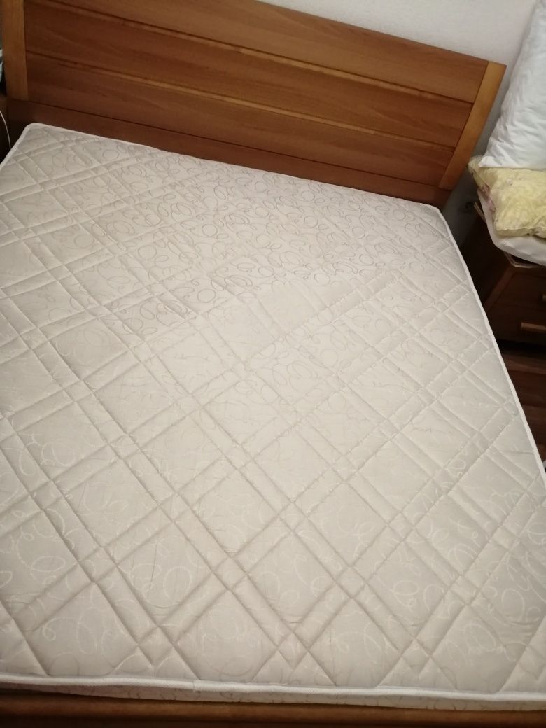 Кровать размером 1,8м х 2,0м, 120 000 тенге.