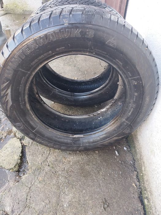 Vand 2 cauciucuri de 195/65 R 15 de iarna