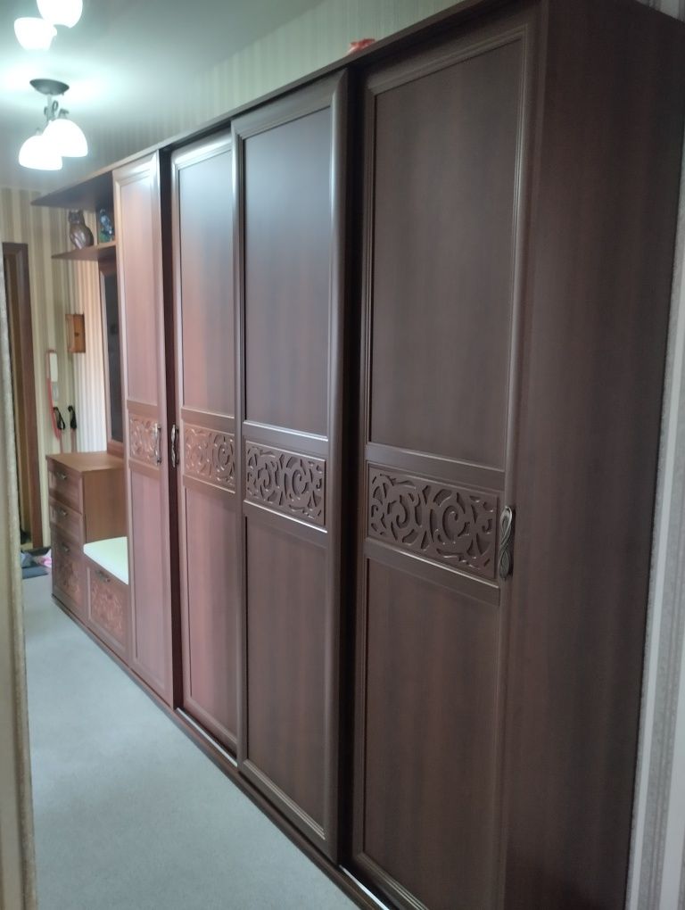 Продам новую прихожую Александрия из трёх секций з трёх секций