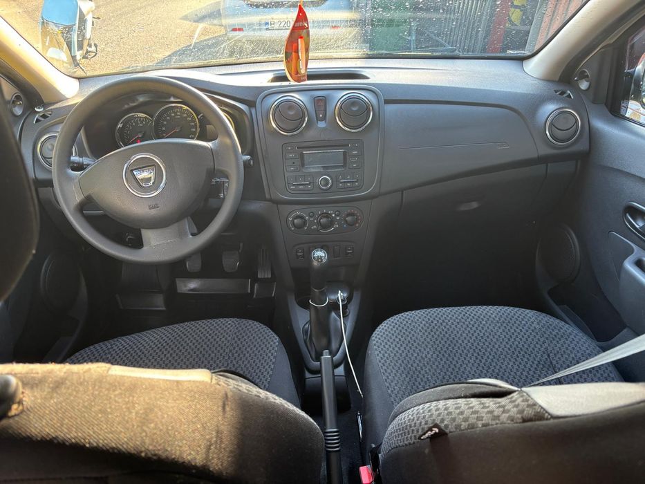 Vând Dacia Logan