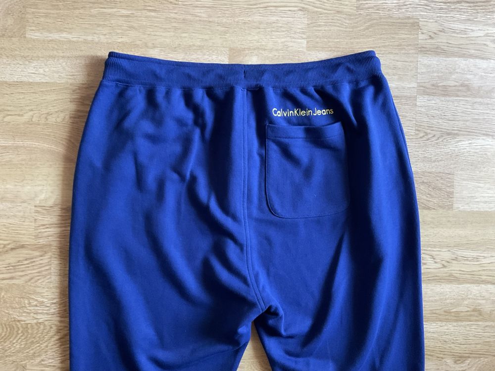 Pantaloni originali Calvin Klein ca noi