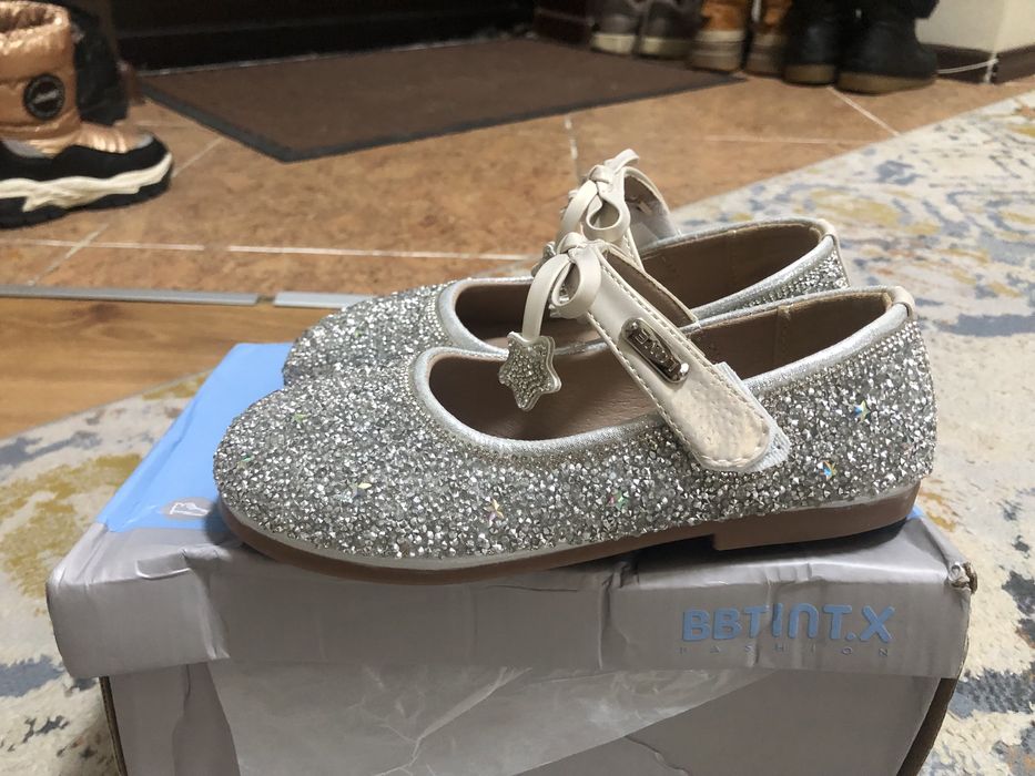 Детские туфли, блестящие