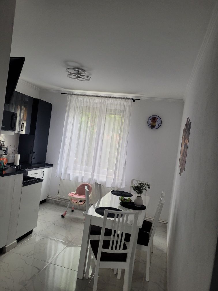 Vand apartament renovat in zona centru