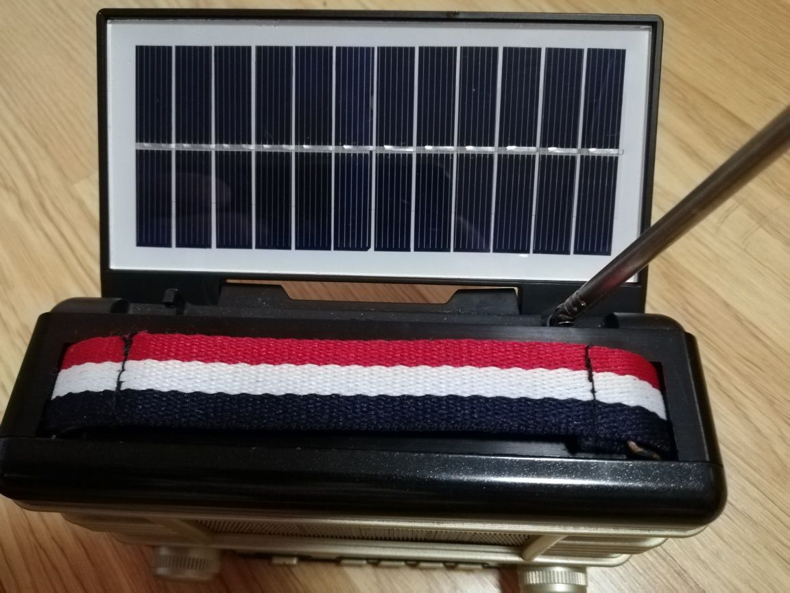 Radio cu USB, încărcare solara, și lanterna
