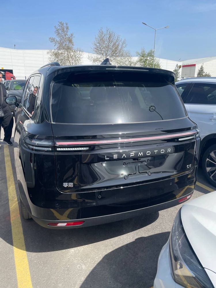 Leapmotor C16 qoraga apelsin qoraga qora natariusga tayyor 2025