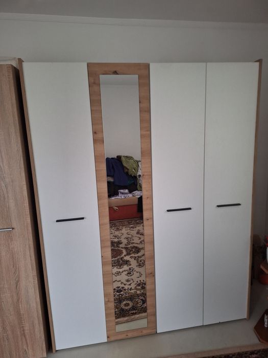 Dulap cu 4 uși și oglindă