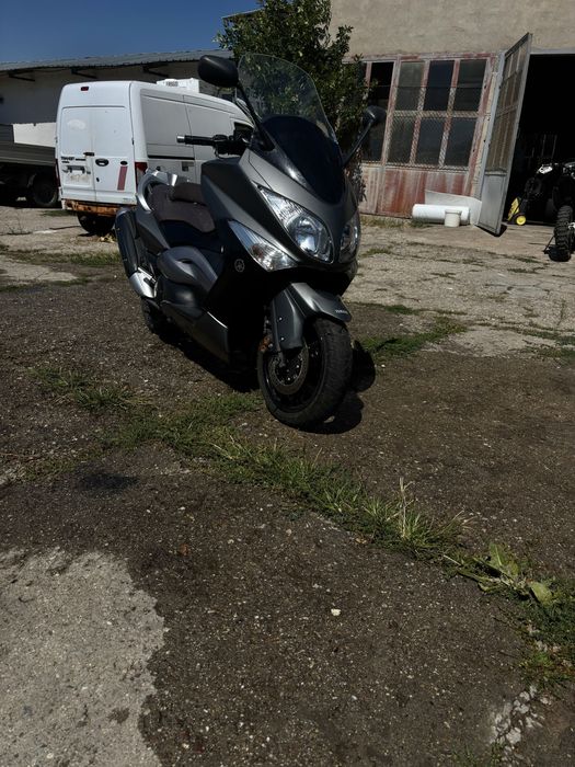 Yamaha T-max скутер