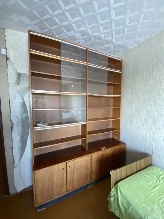Отдам бесплатно книжный советский шкаф