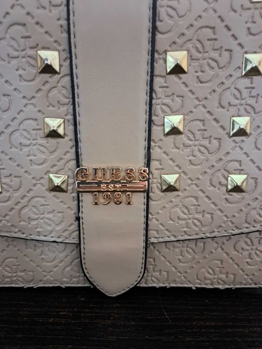 Ефектна дамска чанта GUESS със златисти метални елементи