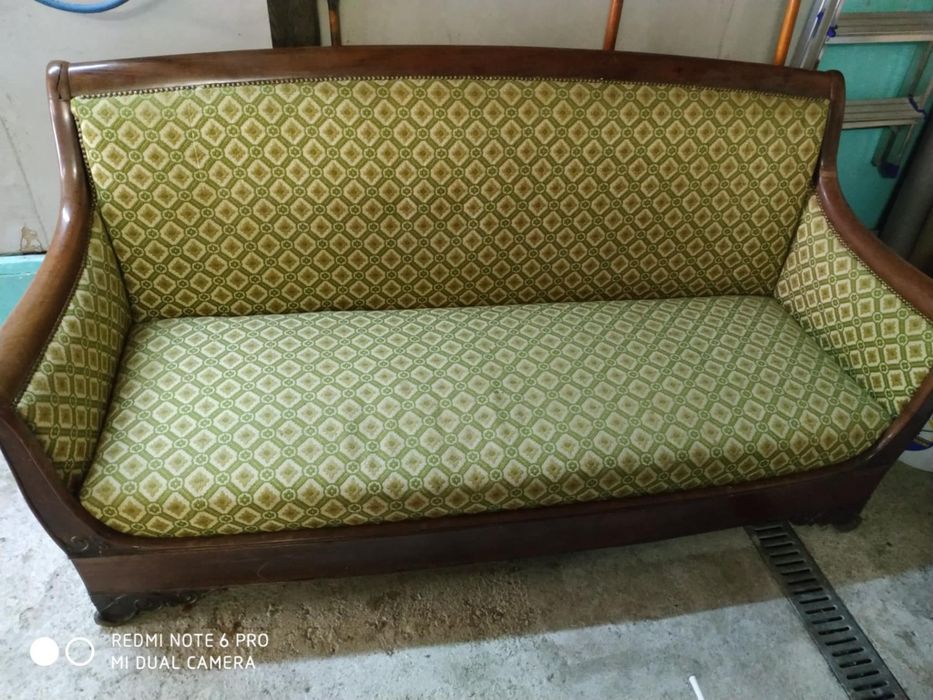 Диван с дърворезба
