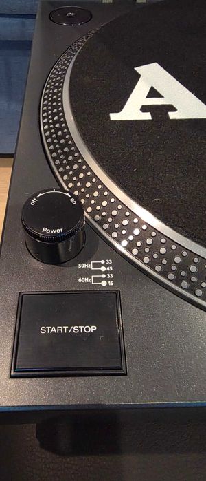 Продавам перфектен грамофон AKAI ATT05U