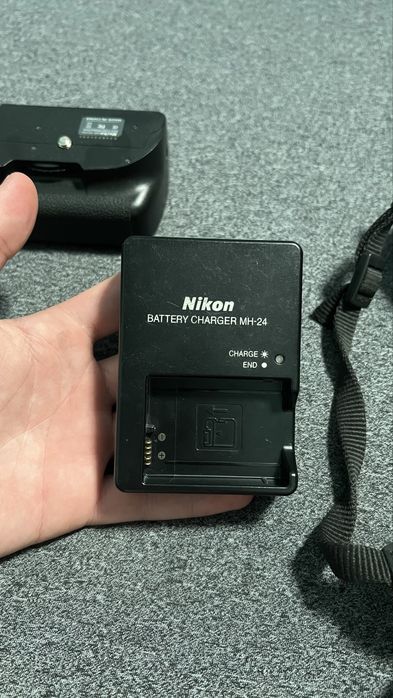 Фотоапарат Nikon D5100 с обектив 18-55мм с батериен грип и две батерии