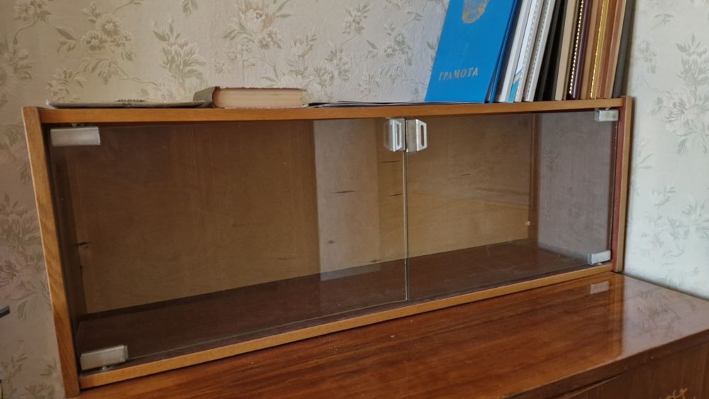 Полка книжная застеклённая !
