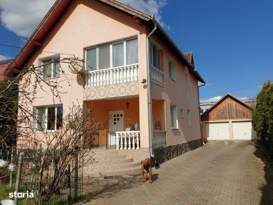 Casa cu etaj,cu garaj dublu,220 mp,teren 800 mp în Sancrai