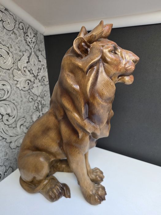 Декоративни лъв и глобус