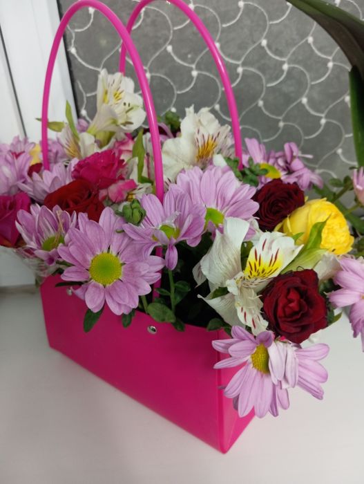 Цветы в корзине б/у