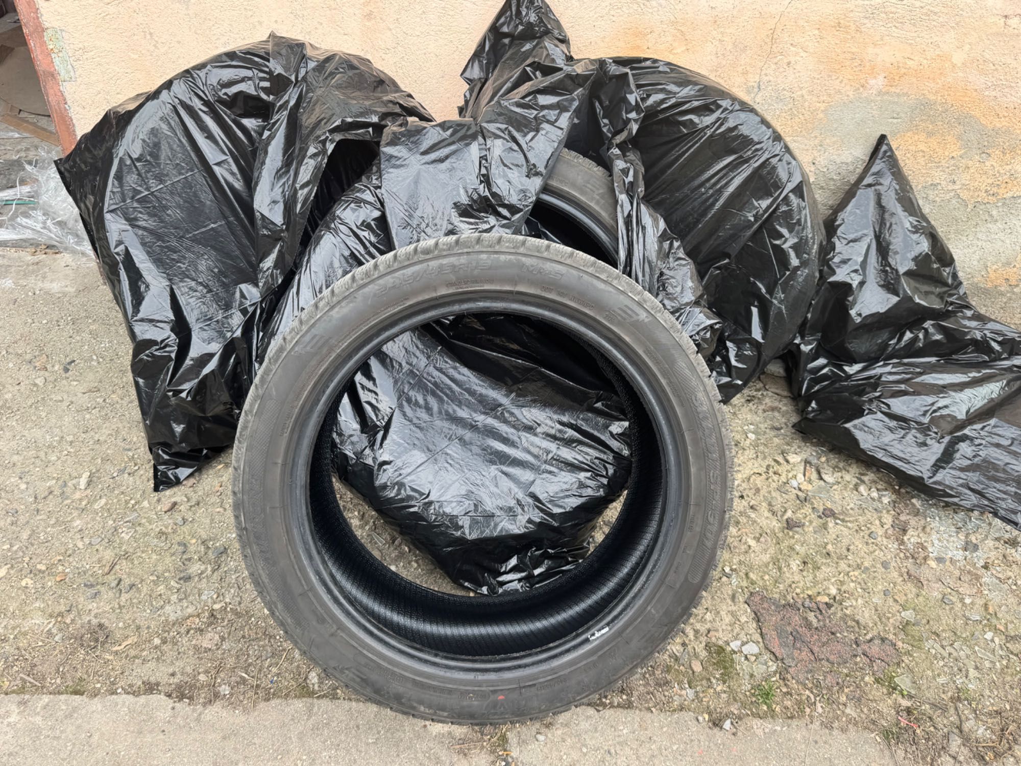 Продавам Гуми  AUSTONE 245/45/19