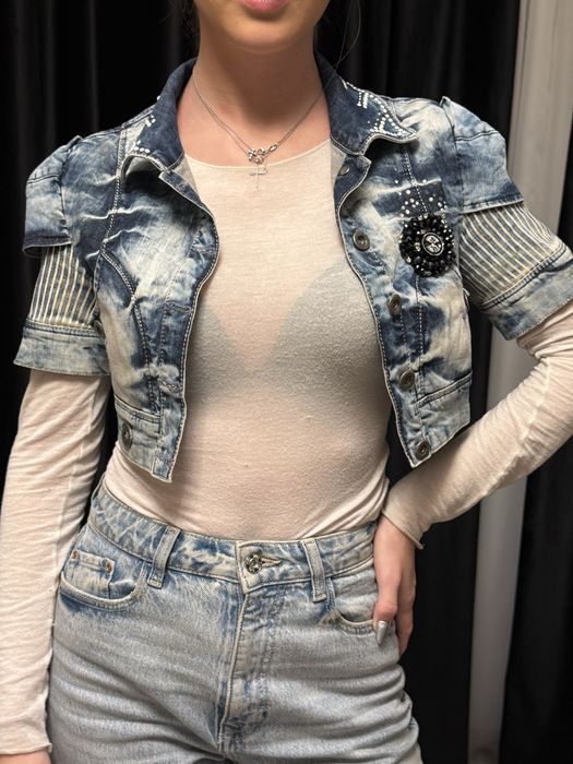 Vesta de blugi Jennifer Lopez si geaca impermeabila  Trespass