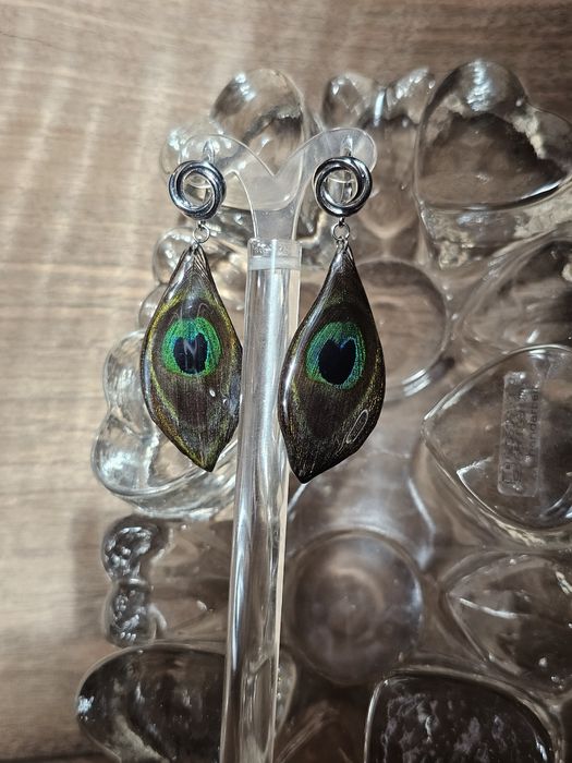 Ръчно изработени обеци с паунови пера, запечатани в епоксидна смола.