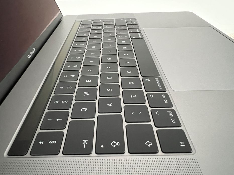 MacBook Pro 15-inch 2017, Touch Bar, i7, 16GB, 1TB SSD, Radeon Pro 560
